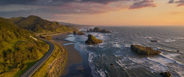 Pacific Highway 101 wzdłuż południowego wybrzeża Oregonu, obraz drona lotniczego. — Zdjęcie stockowe