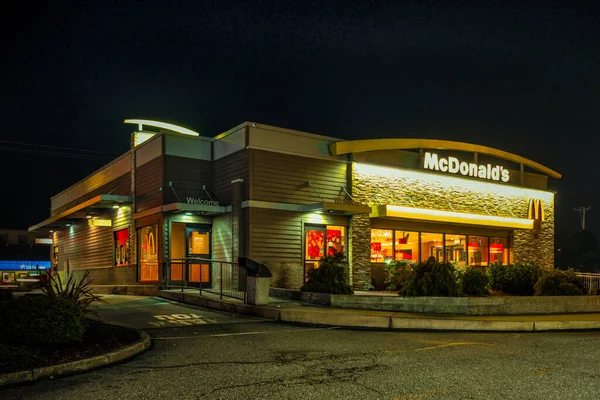 Geceleri Oregon Coos Bay 'deki McDonalds Restoranı. 