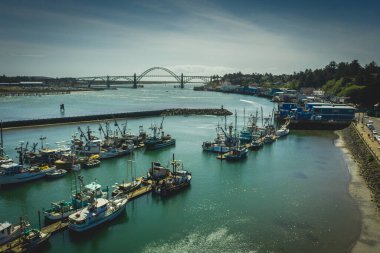 Newport, Oregon 'da bir liman havalimanı. Arka planda Yaquina Körfezi Köprüsü.