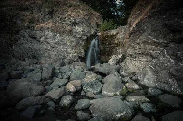 Malý vodopád na skalnatém pobřeží Oregonu — Stock fotografie