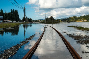 Coos Bay, Oregon 'daki tren rayları sular altında.. 
