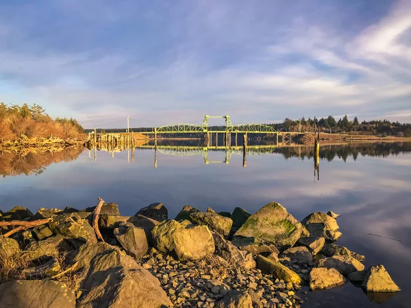 Bullards híd Bandonban, Oregonban. Sziklák az előtérben. — Stock Fotó