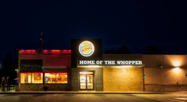 Oregon 'daki Burger King restoranı, gece fotoğrafı.. 