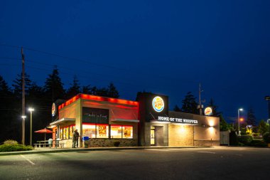 Geceleri boş otoparklı Burger King Restoranı. 