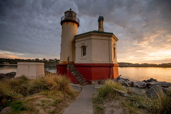 O Farol do Rio Coquille em Bandon, Oregon ao pôr-do-sol — Fotografia de Stock