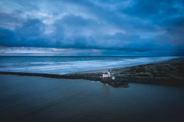 Vista de drone de pequeno farol na Costa do Oregon — Fotografia de Stock