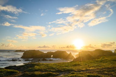 Bandon, Oregon 'da Fil Kafa kaya oluşumunun üzerinde güzel bir gün batımı. 
