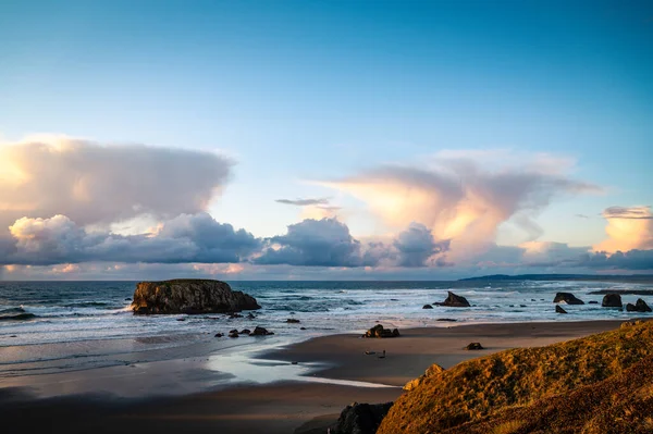 Nuages orageux au coucher du soleil sur une plage rocheuse sur la côte de l'Oregon. — Photo