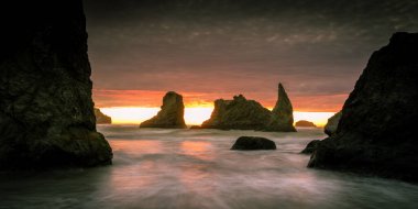 Bandon, Oregon, ABD 'de deniz yığınları üzerinde yakıcı gün batımı. 