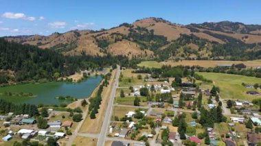 Oregon 'daki Güçler Şehri, havadan otoyol ve göleti gösteriyor..