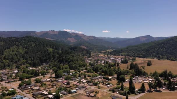 Città delle Potenze in Oregon, tiro aereo drone — Video Stock