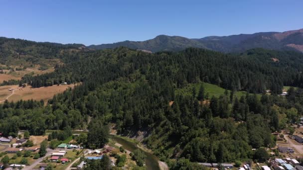 Vuelo aéreo de Powers, pequeña ciudad en Oregon — Vídeo de stock