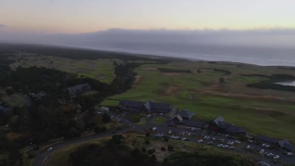 Drohne fliegt über die Lodge auf dem Bandon Dunes Golfplatz in Oregon — Stockvideo