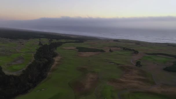 Hermosa vista aérea del campo de golf en el Océano Pacífico en Oregon — Vídeo de stock