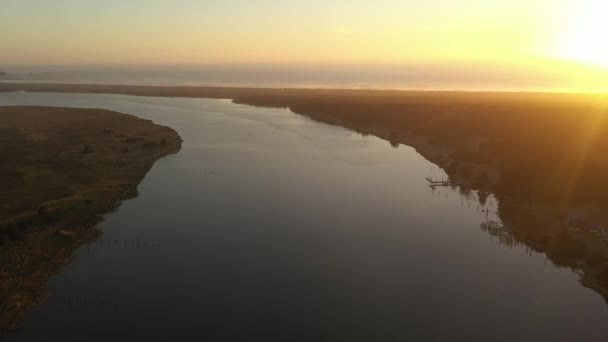 İnsansız hava aracı Bandon, Oregon 'daki Bullards Köprüsü ve Coquille Nehri üzerinde geriye doğru uçuyor. — Stok video