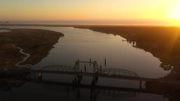 Bullards Bridge in Bandon, Oregon tijdens zonsondergang, auto 's rijden op de weg. — Stockvideo