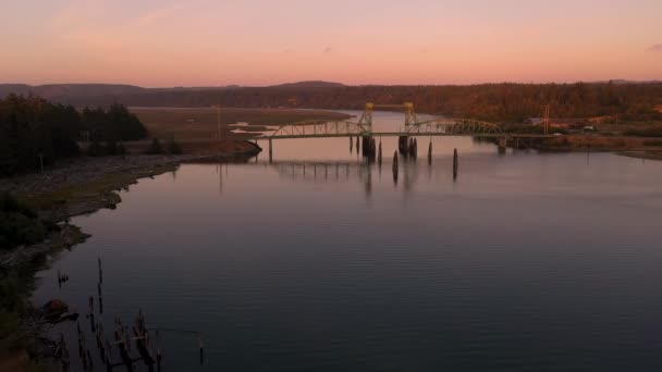 美しいコキル川、オレゴン州の橋、ドローンは水の上に降ります. — ストック動画