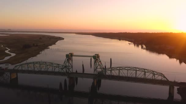 Dramatisk antenn av drönare flyger över Oregon Bridge vid vacker solnedgång — Stockvideo