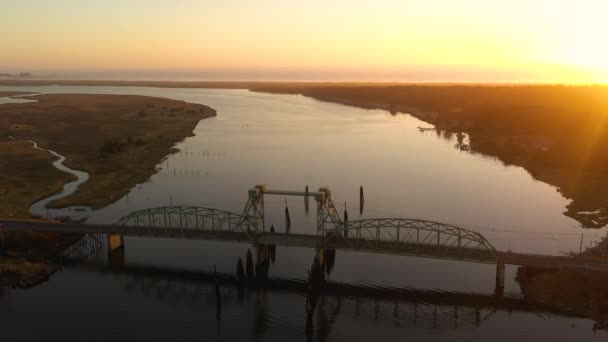 Vackra Coquille River med bro i Oregon, drönare ner över vatten. — Stockvideo