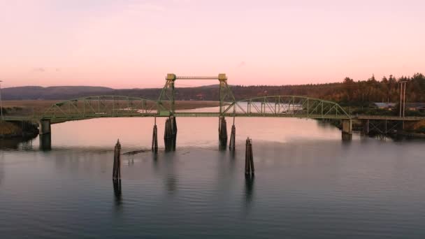 科奎尔河和南俄勒冈州的桥无人驾驶飞机升空. — 图库视频影像