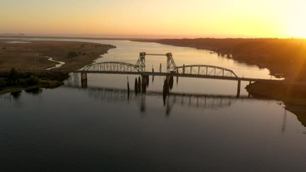 Oregon 'da köprüsü olan güzel Coquille Nehri, İHA geriye uçuyor. — Stok video