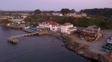 Eski Sahil Güvenlik İstasyonu 'nun ve Bandon, Oregon' daki binaların hava görüntüsü.