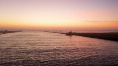 Uzaktaki deniz feneriyle Bandon Oregon 'daki Coquille nehri üzerinde insansız hava aracı.. 
