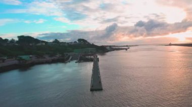 Bulutlu günbatımında Bandon, Oregon, ABD 'deki liman ve liman havası.