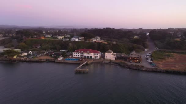 Antigua estación de guardacostas y edificios en Bandon, Oregon, disparo de dron estático — Vídeo de stock