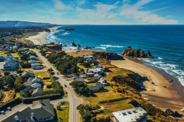 Bandon, Oregon 'daki sahil evleri ve plajların insansız hava aracı görüntüleri..