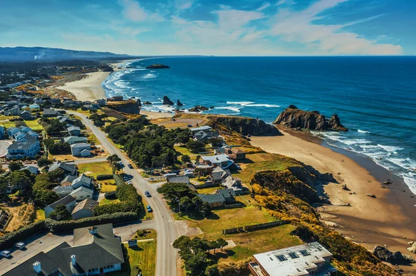 Bandon, Oregon 'daki sahil evleri ve plajların insansız hava aracı görüntüleri..