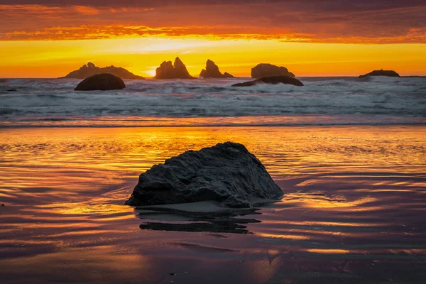 Coucher de soleil rouge feu sur les piles de mer à la côte de l'Oregon. — Photo