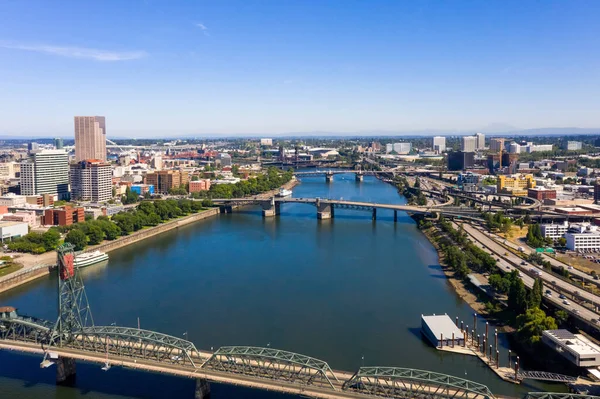 Portland Oregon şehir merkezinin havadan görünüşü, nehir üzerinde birçok köprü var.