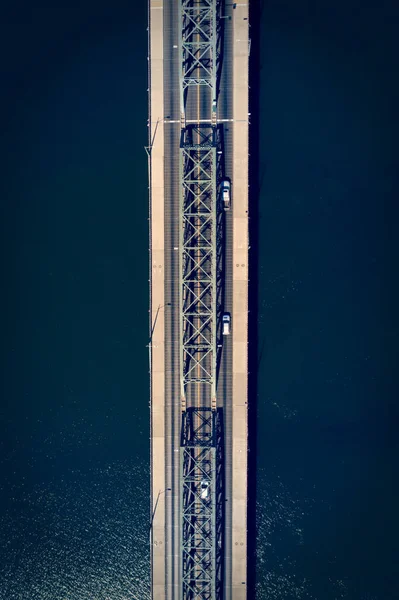 Hawthorne Bridge w Portland Oregon widziany z drona, strzał z góry na dół. — Zdjęcie stockowe