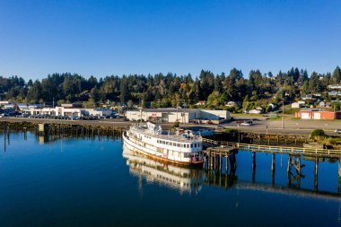 Eski gemi Coos Bay, Oregon 'da demirlemiş. Arka planda 101. Otoyol var..