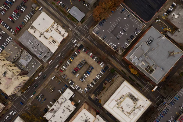 无人驾驶飞机从上面俯瞰繁忙的市区 — 图库照片