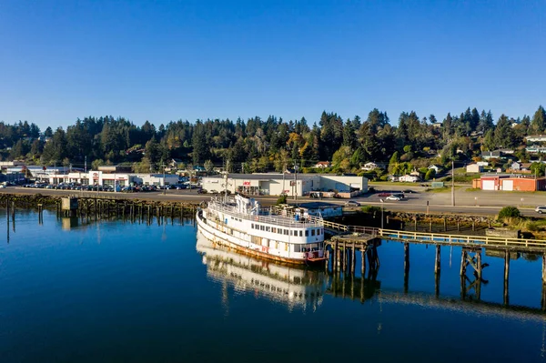 Gamla fartyget förtöjd i Coos Bay, Oregon med Highway 101 i bakgrunden. — Stockfoto