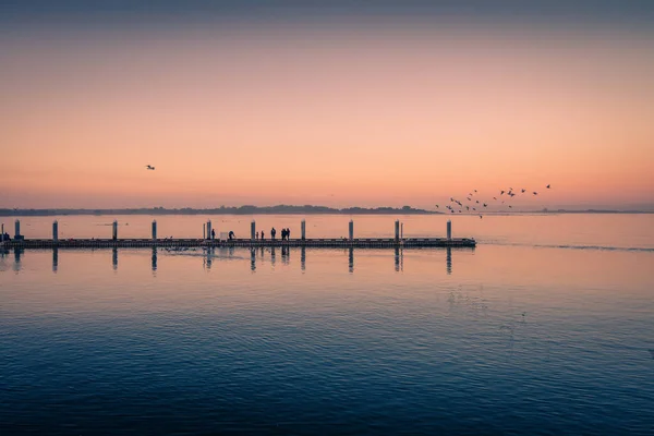 Рибальські доки на заході сонця і птахи літають навколо. Мрійливий образ . — стокове фото