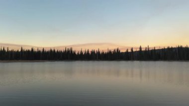 Cascades Oregon 'daki Göl Ağaçları 2020 orman yangını sezonunda dumanlı hava ile