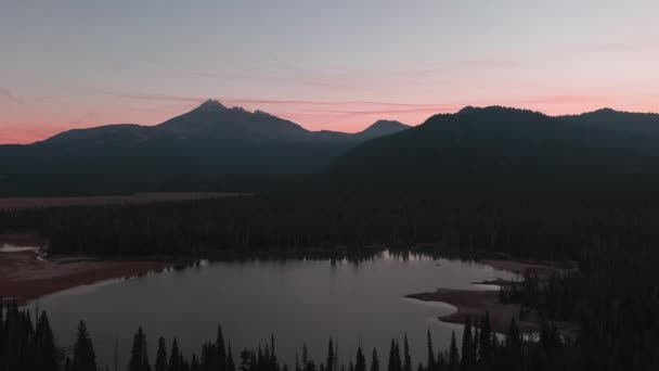 2020 'deki orman yangınları sırasında Oregon' da gün doğumu. Pembe dumanla kaplı gökyüzü. — Stok video