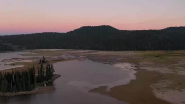 Skog i Oregon nära Bend över torkade upp Sparks Lake med rosa himmel från eld — Stockvideo