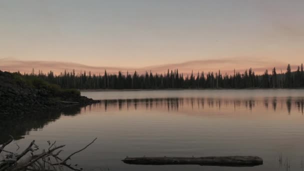 Sonnenaufgang am Cascade Lake in Oregon während der Feuersaison 2020 mit orangefarbenem Himmel — Stockvideo