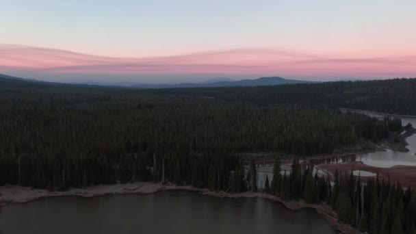 Różowe chmury pożarowe wrzesień 202 nad jeziorem w Oregonie z pobliskich pożarów — Wideo stockowe
