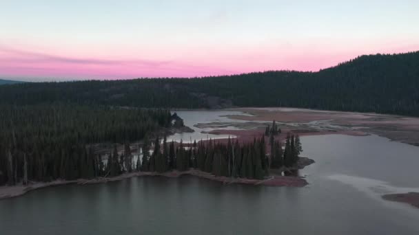 Rosafarbene Feuerwolken über dem See in Oregon von Bränden in der Nähe — Stockvideo