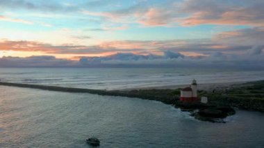 Bandon Oregon 'da Coquille Nehri' nin kıyısında küçük güzel bir deniz feneri. 
