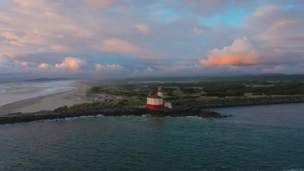 Drone cirklar fyr i Bandon Oregon vid Coquille floden — Stockvideo