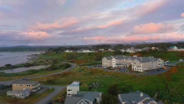 Domy a budovy v Bandon Southern Oregon Coast, letecký přelet. — Stock video