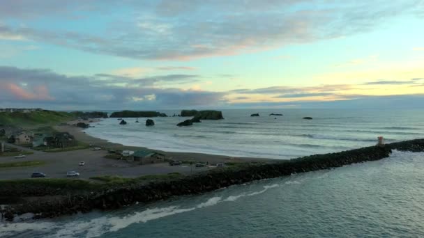 Mooie kleine vuurtoren in Bandon Oregon bij de Coquille rivier. — Stockvideo