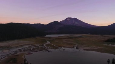 Broken Top Mountain 'da gün doğumu ve Bend Oregon yakınlarındaki Sparks Gölü 