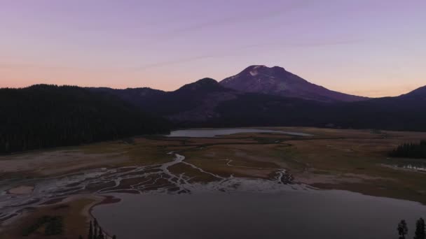 Východ slunce na Broken Top Mountain a Sparks Lake u Bend Oregonu — Stock video